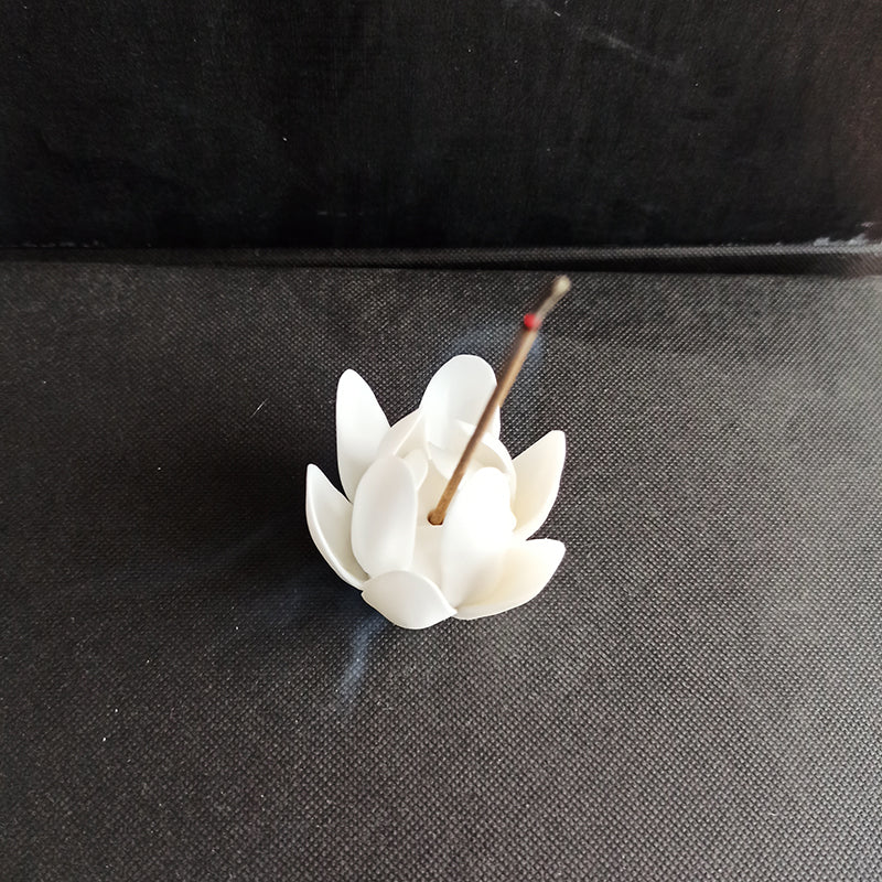 Quemador de Incienso Loto Blanco de Cerámica – Porta Incienso Artesanal para Varillas – Decoración Budista